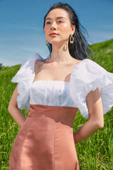 Robe élégante en lin et soie à épaules dénudées, taille ajustée et manches bouffantes volumineuses